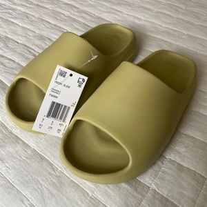 Size seems a bit off. Says 9 1/2 Yeezy slides DO NOT come in Half size(replica)